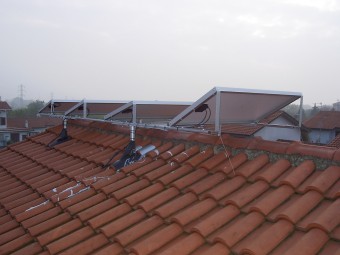 Supporti pannelli FV installati sul colmo del tetto