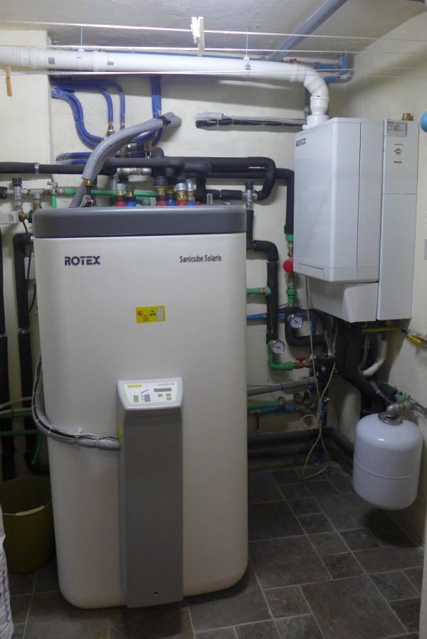 Caldaia ibrida Rotex Daikin ,connessa ad accumulo Sanicube e a impianto solare termico.
