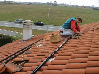 Installazione supporti da tegola pannelli solari.