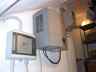 Inverter e contatore nel sottoscala.