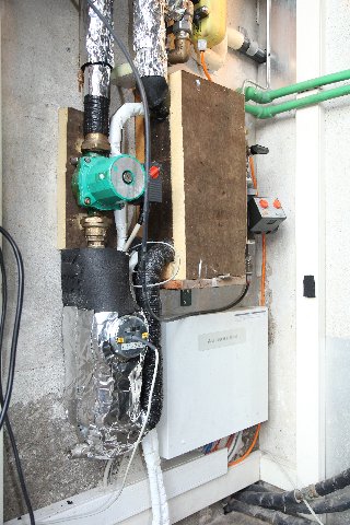 scambiatore a piastre interno gas/acqua e pompa di circolazione
